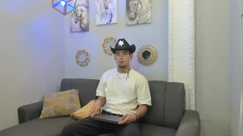 prince_arthur77 online show from February 2025 12:46:02 PM