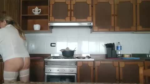 Snapshot of pussy_boom4u chatting on October 2025 10:27:02 AM Mary online show from October 2025 10:27:02 AM