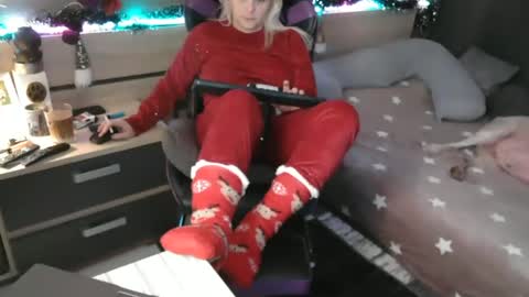 Lara online show from January 2025 12:00:01 PM