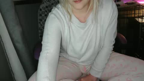 Lara online show from February 2025 10:39:02 PM