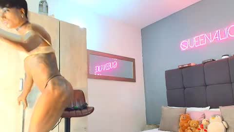 Snapshot of queenaliice chatting on October 2025 03:42:02 PM ALICE online show from October 2025 03:42:02 PM