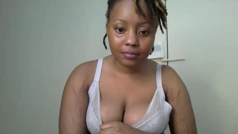 Snapshot of queenbeiby05 chatting on November 2025 07:49:02 PM queen online show from November 2025 07:49:02 PM