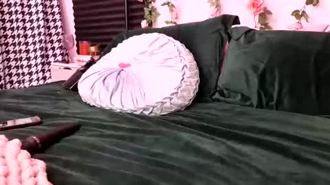 Snapshot of queendelaranch chatting on November 2025 07:59:01 PM Queen De La Ranch online show from November 2025 07:59:01 PM