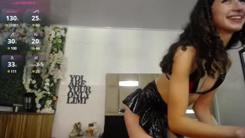 Snapshot of queenjenn__ chatting on January 2025 03:19:01 PM QUEENJEENN online show from January 2025 03:19:01 PM