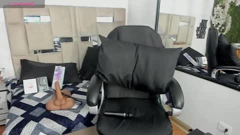 Snapshot of queenjenn__ chatting on January 2025 01:31:01 PM QUEENJEENN online show from January 2025 01:31:01 PM