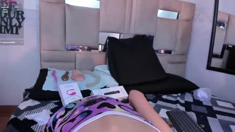 Snapshot of queenjenn__ chatting on March 2025 06:13:02 AM QUEENJEENN online show from March 2025 06:13:02 AM