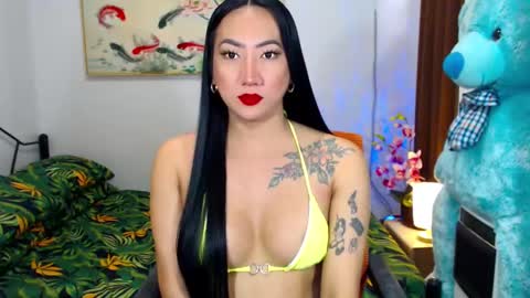 Snapshot of queenmistressts chatting on January 2025 12:43:02 AM QUEEN online show from January 2025 12:43:02 AM