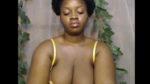 Snapshot of queenofalltest chatting on November 2025 12:37:01 PM Zoey online show from November 2025 12:37:01 PM