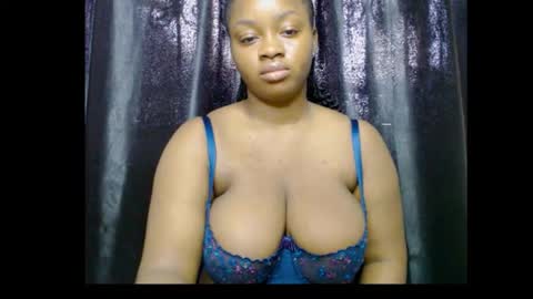 Snapshot of queenofalltest chatting on November 2025 09:20:01 AM Zoey online show from November 2025 09:20:01 AM