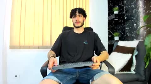 R A F A E L online show from November 2025 09:04:02 PM