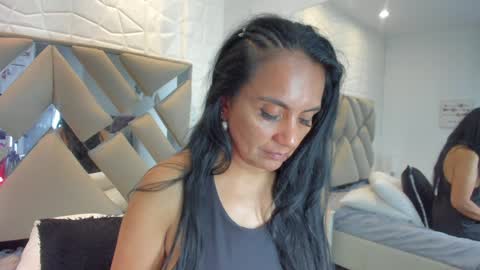 Raquel Moore  online show from January 2025 10:49:02 AM