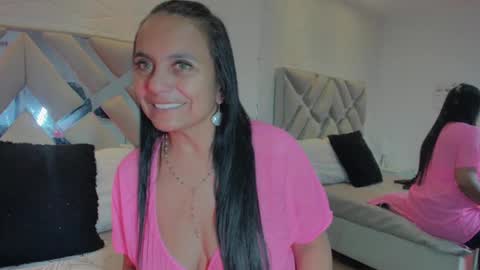 Raquel Moore  online show from March 2025 11:38:02 PM