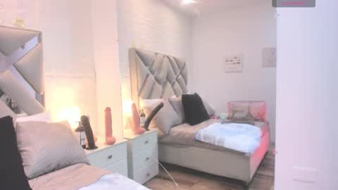 Raquel Moore  online show from October 2025 12:01:02 PM