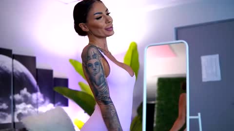 Raquelle online show from October 2025 09:26:02 AM