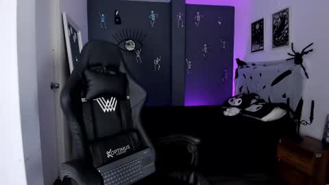 Snapshot of ravenwitch_ chatting on October 2025 08:30:02 PM Raven Witch online show from October 2025 08:30:02 PM