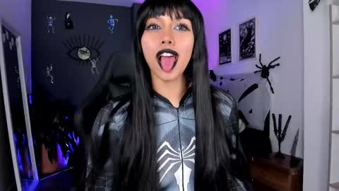 Snapshot of ravenwitch_ chatting on October 2025 10:33:02 PM Raven Witch online show from October 2025 10:33:02 PM