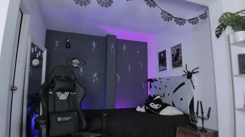 Snapshot of ravenwitch_ chatting on November 2025 05:01:02 PM Raven Witch online show from November 2025 05:01:02 PM