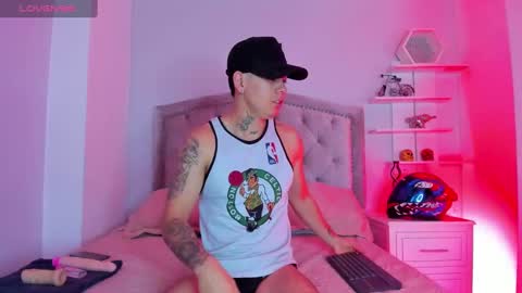 Snapshot of raymondstonee chatting on January 2025 01:03:02 PM Raymond Stonee online show from January 2025 01:03:02 PM