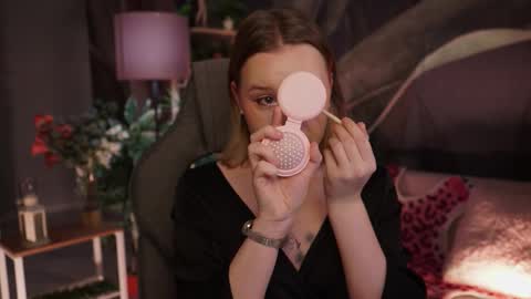 Snapshot of red_queeen chatting on October 2025 02:06:02 AM QUEEN OF EVIL online show from October 2025 02:06:02 AM