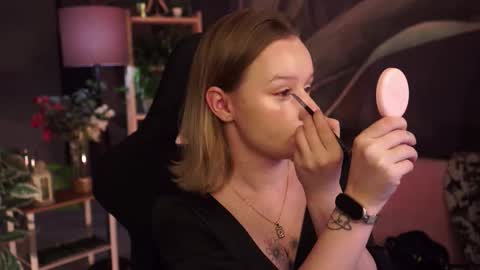 Snapshot of red_queeen chatting on November 2025 02:21:01 AM QUEEN OF EVIL online show from November 2025 02:21:01 AM