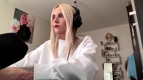 Lina online show from October 2025 09:42:02 AM