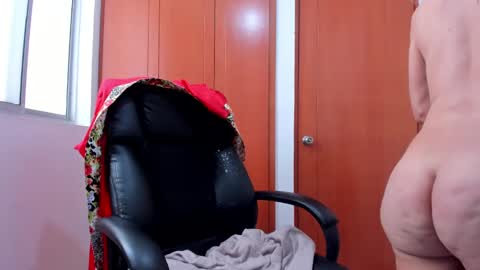 Snapshot of redroomxx chatting on January 2025 07:13:02 PM MIA online show from January 2025 07:13:02 PM