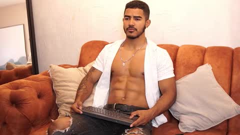 Snapshot of reik_von chatting on October 2025 12:17:02 PM Reik online show from October 2025 12:17:02 PM