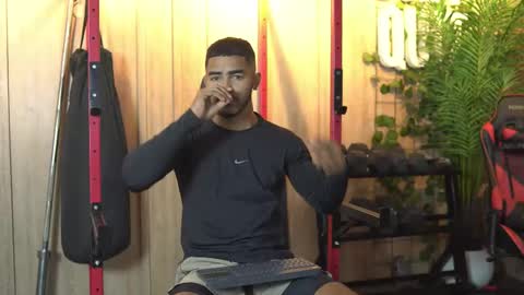 Snapshot of reik_von chatting on October 2025 12:02:02 PM Reik online show from October 2025 12:02:02 PM