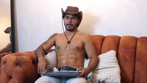 Snapshot of reik_von chatting on October 2025 12:09:02 PM Reik online show from October 2025 12:09:02 PM