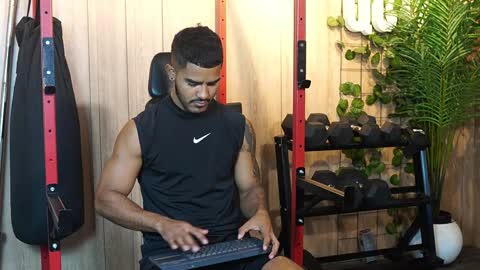 Snapshot of reik_von chatting on October 2025 12:18:02 PM Reik online show from October 2025 12:18:02 PM