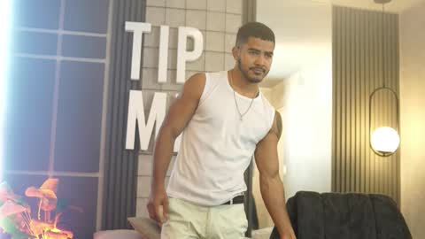 Snapshot of reik_von chatting on November 2025 12:07:02 PM Reik online show from November 2025 12:07:02 PM