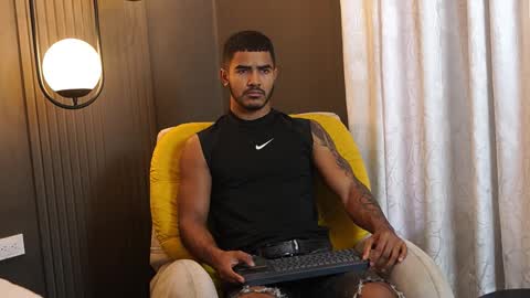 Snapshot of reik_von chatting on November 2025 12:15:01 PM Reik online show from November 2025 12:15:01 PM