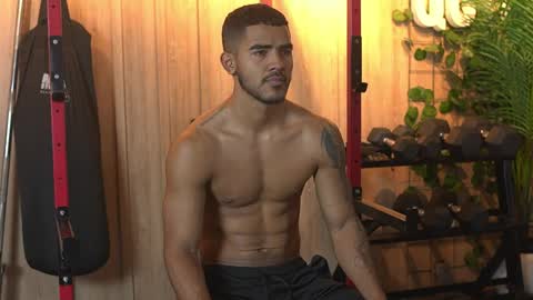 Snapshot of reik_von chatting on November 2025 12:05:02 PM Reik online show from November 2025 12:05:02 PM