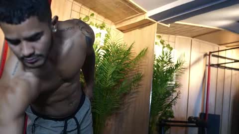 Snapshot of reik_von chatting on November 2025 12:48:02 PM Reik online show from November 2025 12:48:02 PM