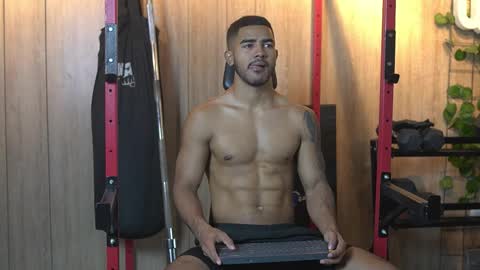 Snapshot of reik_von chatting on November 2025 12:16:01 PM Reik online show from November 2025 12:16:01 PM