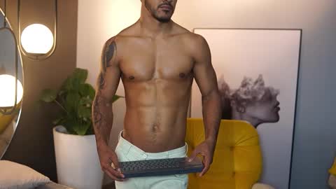 Snapshot of reik_von chatting on November 2025 12:16:02 PM Reik online show from November 2025 12:16:02 PM