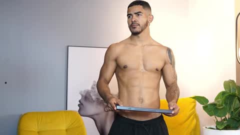 Snapshot of reik_von chatting on November 2025 12:07:01 PM Reik online show from November 2025 12:07:01 PM