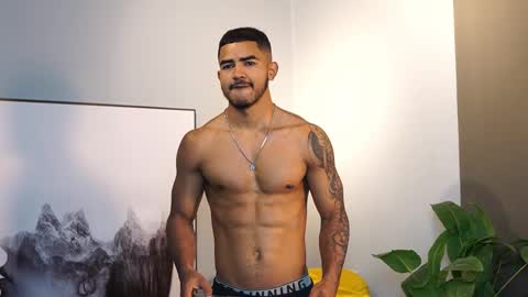 Snapshot of reik_von chatting on November 2025 12:19:02 PM Reik online show from November 2025 12:19:02 PM