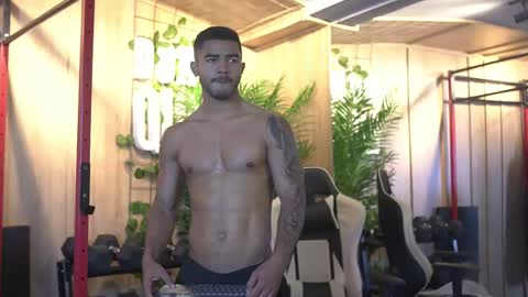 Snapshot of reik_von chatting on December 2025 12:21:02 PM Reik online show from December 2025 12:21:02 PM