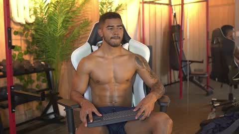 Snapshot of reik_von chatting on December 2025 12:14:01 PM Reik online show from December 2025 12:14:01 PM