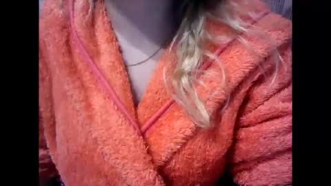 Snapshot of riveramaureen chatting on November 2025 10:53:02 PM RiveraMaureen online show from November 2025 10:53:02 PM