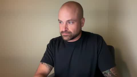 Snapshot of roadking1122 chatting on October 2025 01:42:02 AM roadking1122 online show from October 2025 01:42:02 AM