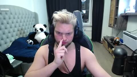 Snapshot of romantic_twunk chatting on November 2025 08:14:01 PM romantic_twunk online show from November 2025 08:14:01 PM