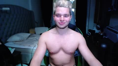 Snapshot of romantic_twunk chatting on November 2025 06:34:02 PM romantic_twunk online show from November 2025 06:34:02 PM