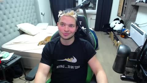 Snapshot of romantic_twunk chatting on November 2025 09:03:01 PM romantic_twunk online show from November 2025 09:03:01 PM