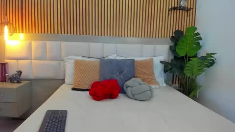 roseaurora online show from November 2025 12:49:02 PM