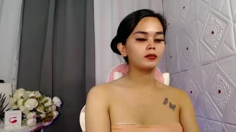 Snapshot of rosella_xx chatting on October 2025 01:00:02 PM TONETH online show from October 2025 01:00:02 PM