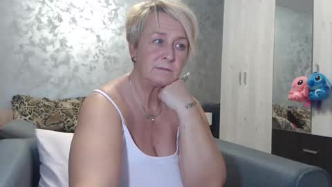 Lovepinklilly online show from October 2025 06:01:01 PM