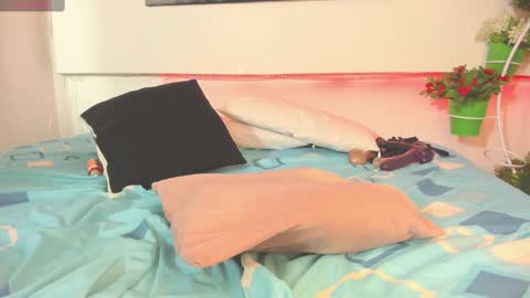 Snapshot of rosi_cooper chatting on February 2025 04:55:01 PM rosi_cooper online show from February 2025 04:55:01 PM