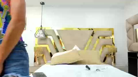 Beauty Naia  online show from September 2025 02:10:01 PM